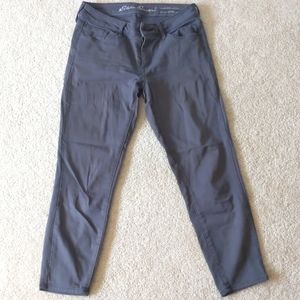 Grey slightly curvy jeans